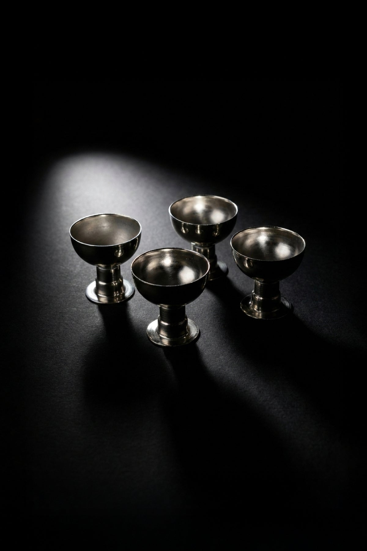 4'lü Gümüş Renk Metal Yumurtalık Seti Şık Kahvaltı Sunumu - Yumurta Kabı
